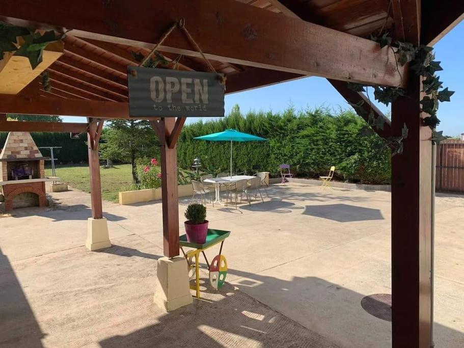 Вилла Gite Des Huskys Tonnay-Charente Экстерьер фото